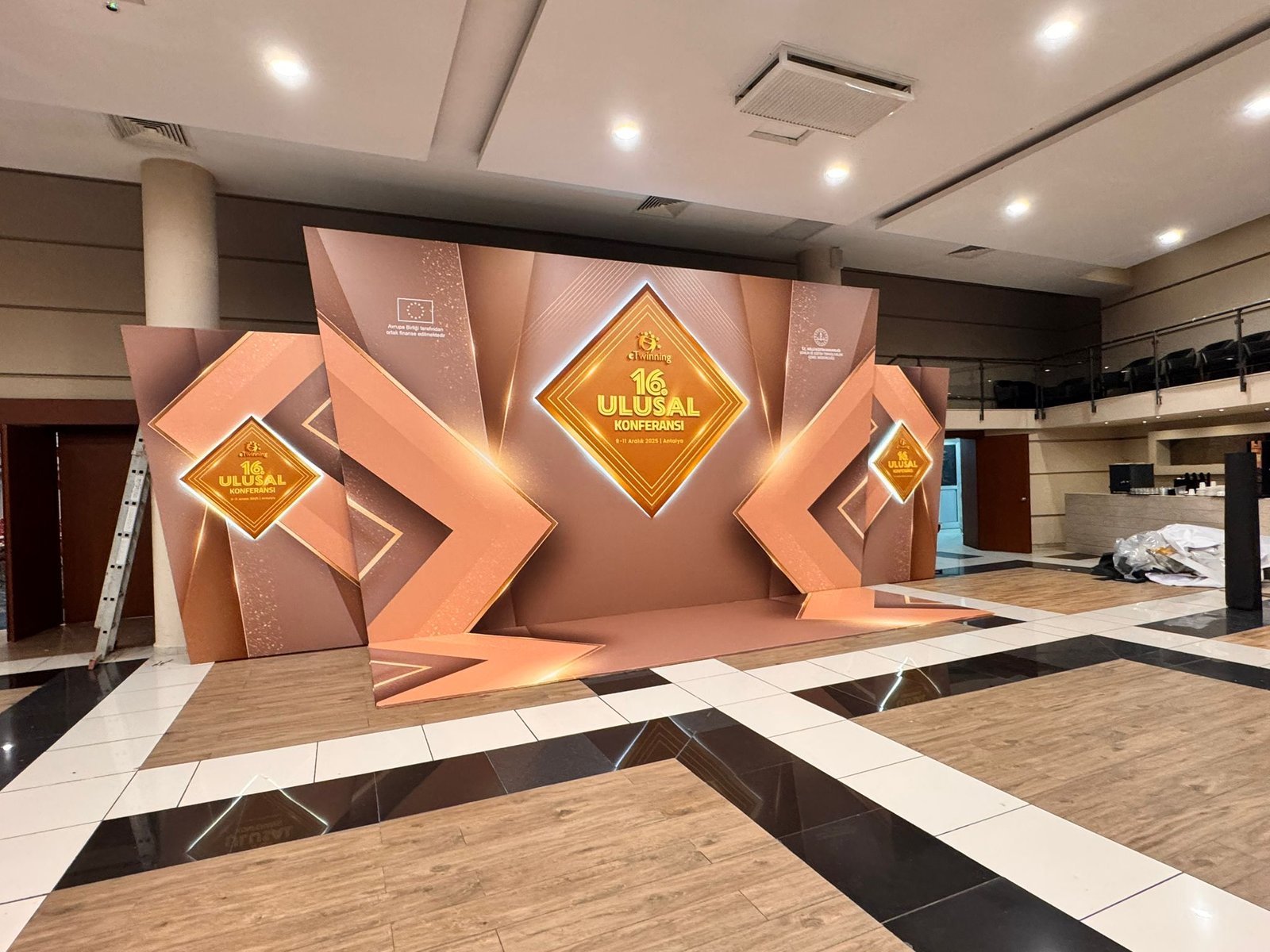 Konferans Sahne Podyumu: Geometrik Işıklı Elmas Tasarım - Görsel 3