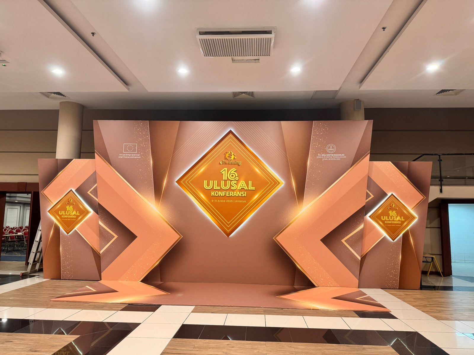 Konferans Sahne Podyumu: Geometrik Işıklı Elmas Tasarım - Görsel 4