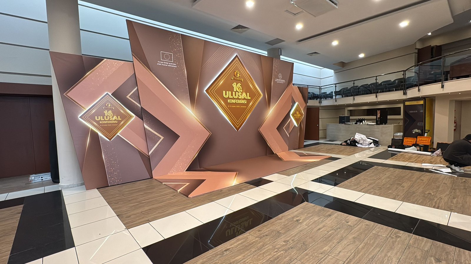 Konferans Sahne Podyumu: Geometrik Işıklı Elmas Tasarım - Görsel 2