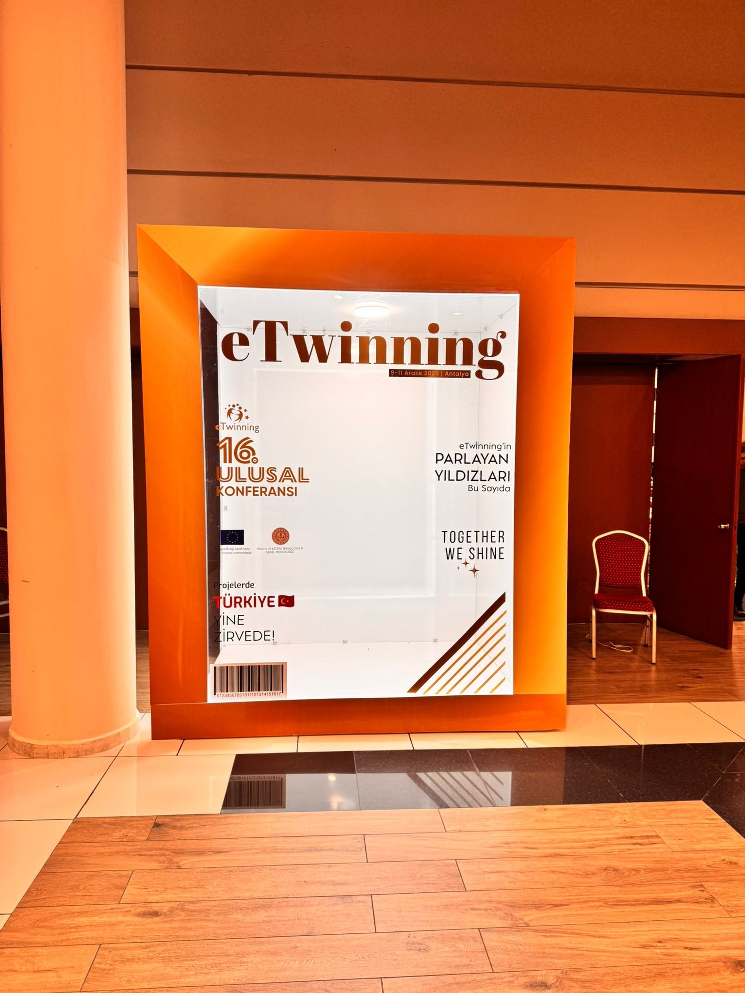 Konferans Fotoğraf Çekim Alanı | Işıklı Dev Dergi Kapağı Dekoru - Görsel 2