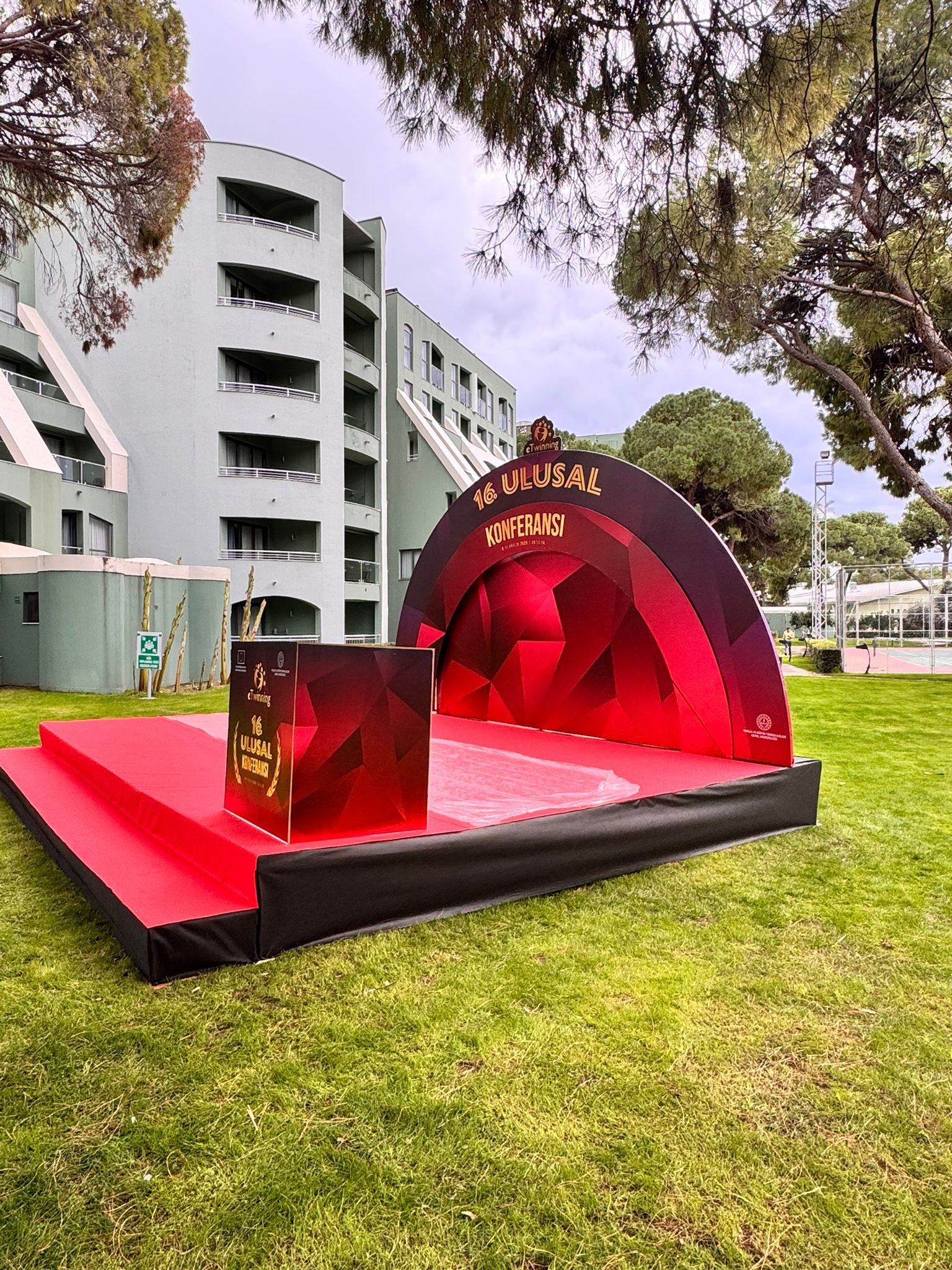 Podyum ve Dekor Uygulamaları | Sahne & Arka Fon Tasarımı